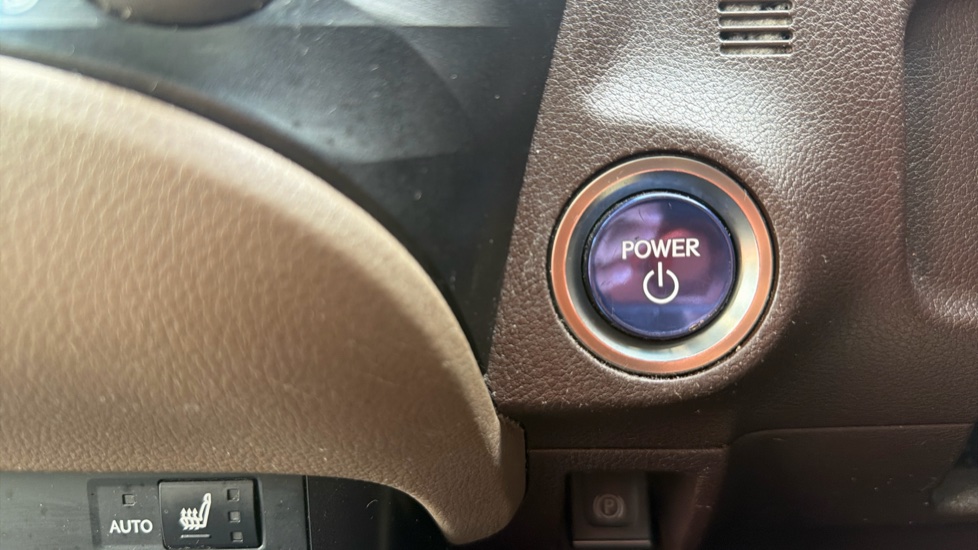 Lexus ES 300h 2.5 4dr CVT Hybrid Saloon - Image 16