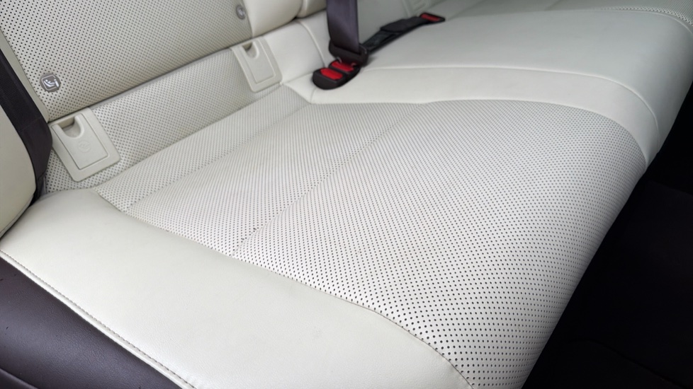 Lexus ES 300h 2.5 4dr CVT Hybrid Saloon - Image 17