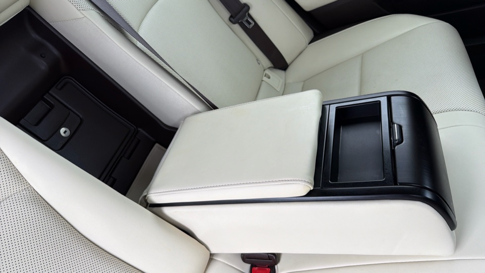 Lexus ES 300h 2.5 4dr CVT Hybrid Saloon - Image 18