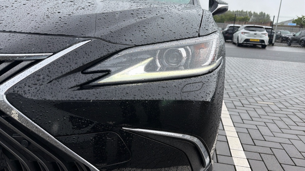 Lexus ES 300h 2.5 4dr CVT Hybrid Saloon - Image 20