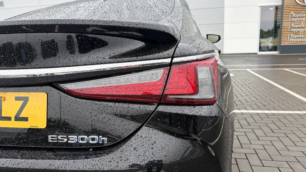Lexus ES 300h 2.5 4dr CVT Hybrid Saloon - Image 21