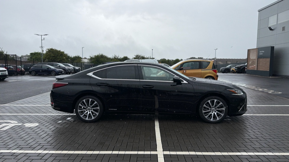 Lexus ES 300h 2.5 4dr CVT Hybrid Saloon - Image 23
