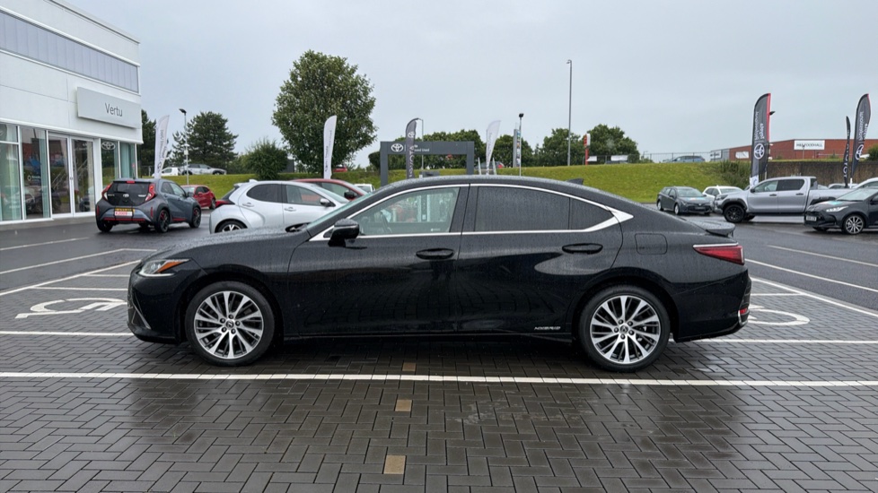 Lexus ES 300h 2.5 4dr CVT Hybrid Saloon - Image 24