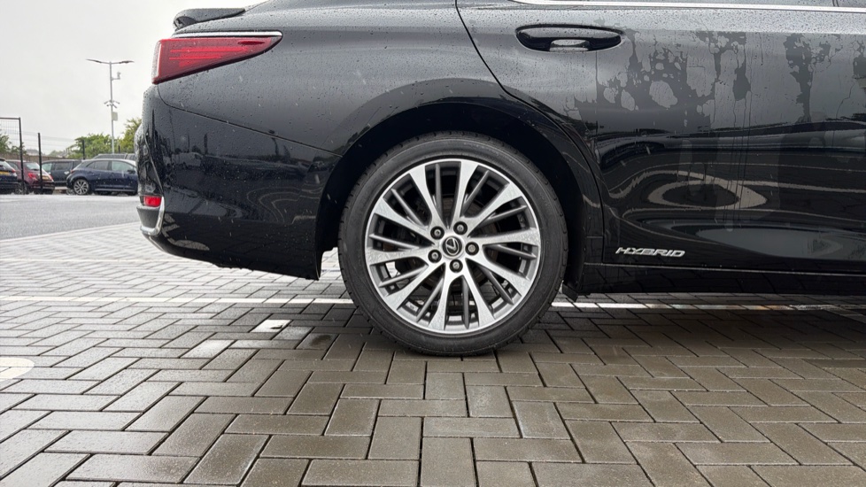 Lexus ES 300h 2.5 4dr CVT Hybrid Saloon - Image 25