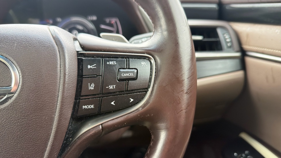 Lexus ES 300h 2.5 4dr CVT Hybrid Saloon - Image 30