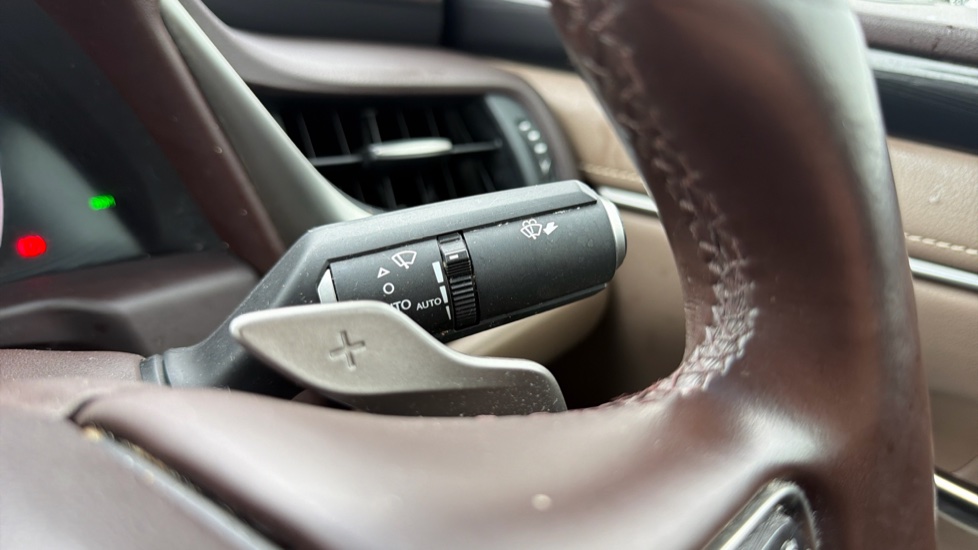 Lexus ES 300h 2.5 4dr CVT Hybrid Saloon - Image 31