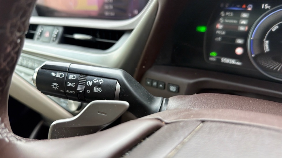 Lexus ES 300h 2.5 4dr CVT Hybrid Saloon - Image 32