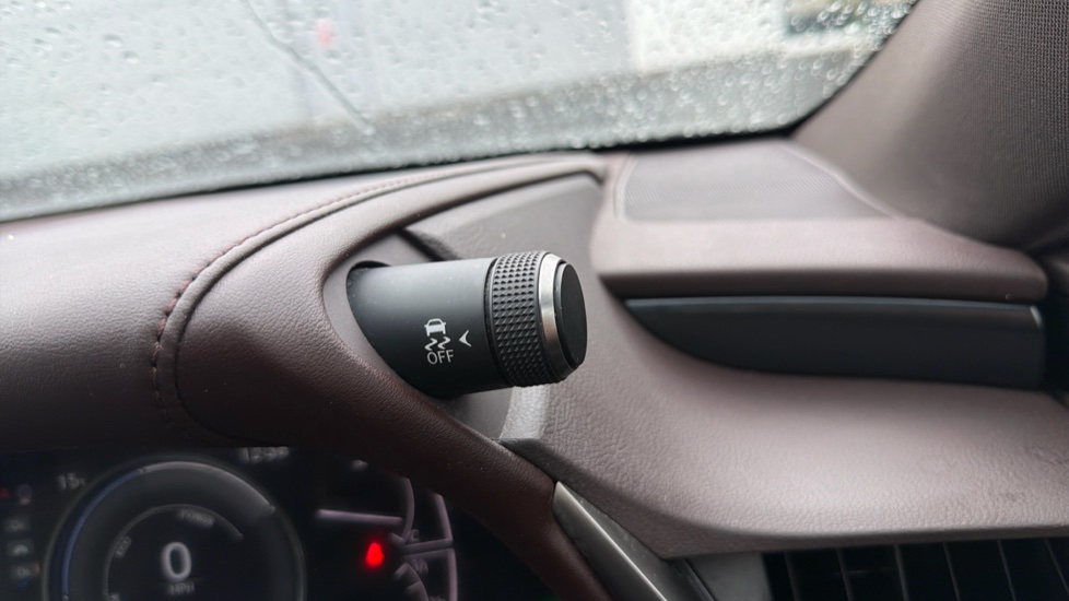 Lexus ES 300h 2.5 4dr CVT Hybrid Saloon - Image 33
