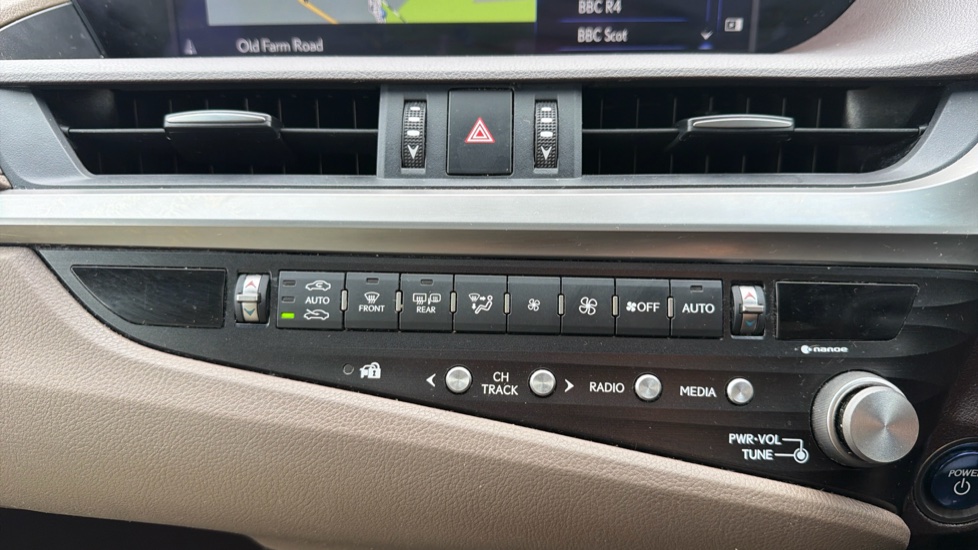 Lexus ES 300h 2.5 4dr CVT Hybrid Saloon - Image 35