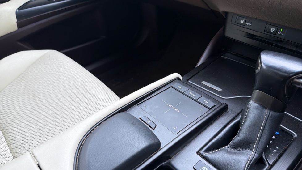 Lexus ES 300h 2.5 4dr CVT Hybrid Saloon - Image 36
