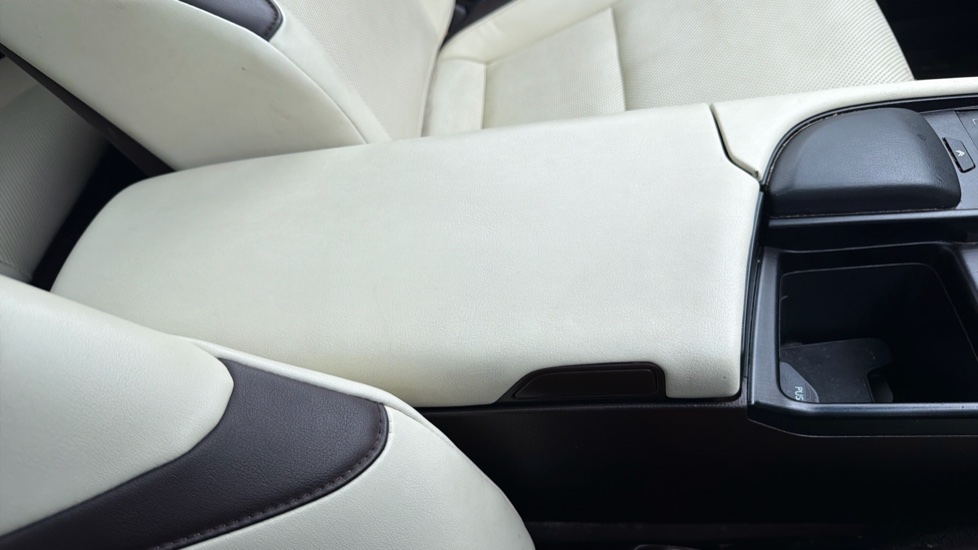 Lexus ES 300h 2.5 4dr CVT Hybrid Saloon - Image 37