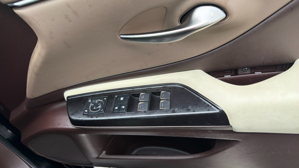 Lexus ES 300h 2.5 4dr CVT Hybrid Saloon - Image 38