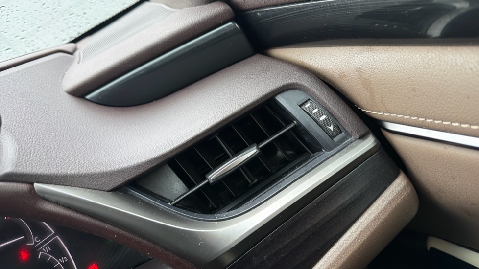 Lexus ES 300h 2.5 4dr CVT Hybrid Saloon - Image 39