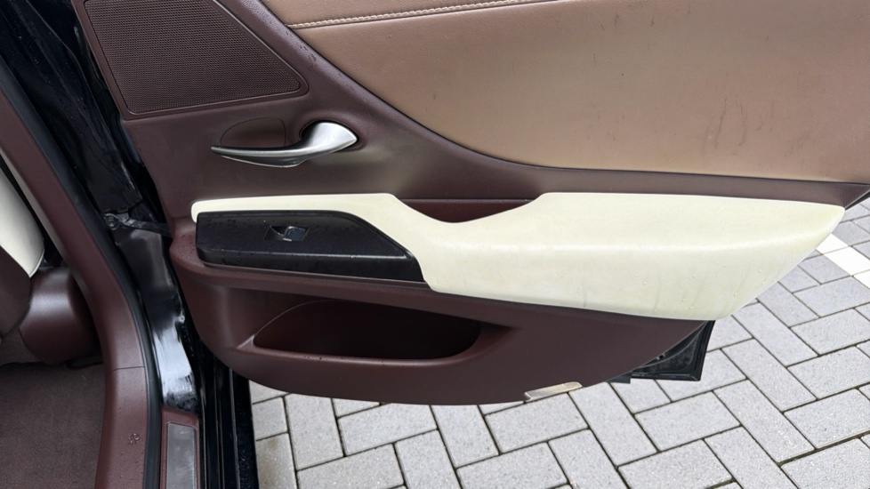 Lexus ES 300h 2.5 4dr CVT Hybrid Saloon - Image 43