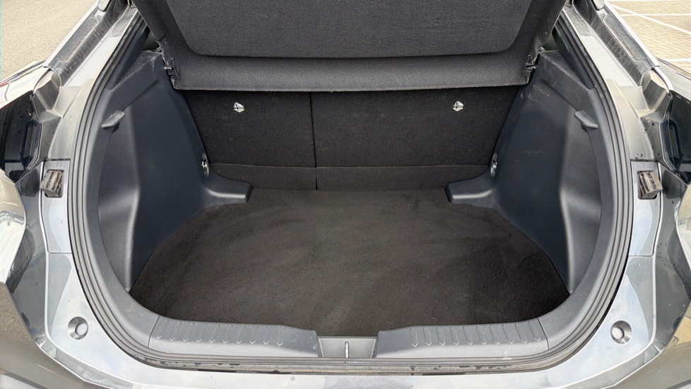Toyota C-HR 1.8 Hybrid Design 5dr CVT Hybrid Hatchback - Image 13