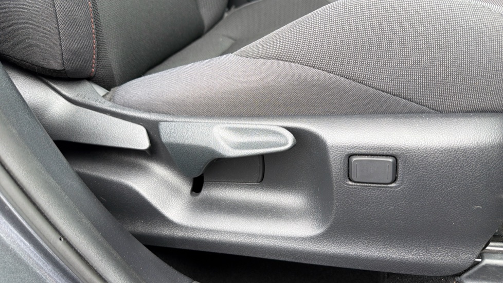 Toyota C-HR 1.8 Hybrid Design 5dr CVT Hybrid Hatchback - Image 45