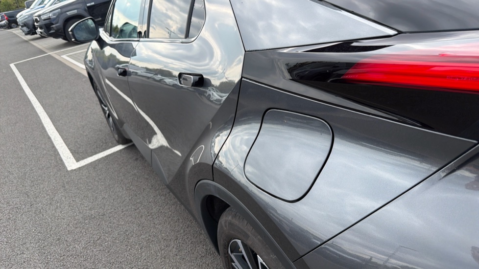 Toyota C-HR 1.8 Hybrid Design 5dr CVT Hybrid Hatchback - Image 49