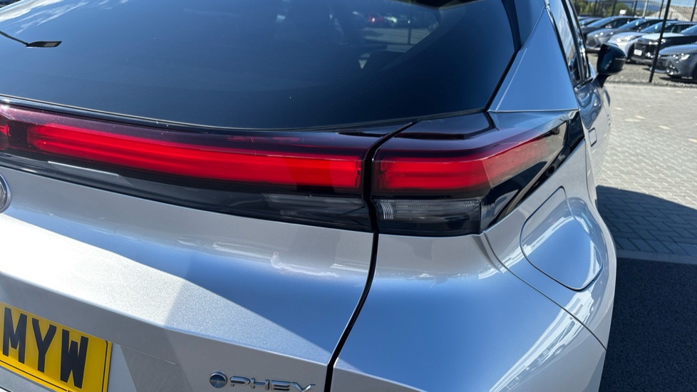 Toyota C-HR 2.0 PHEV Design 5dr CVT Hatchback - Image 21