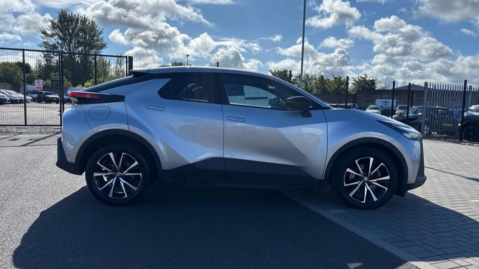 Toyota C-HR 2.0 PHEV Design 5dr CVT Hatchback - Image 23