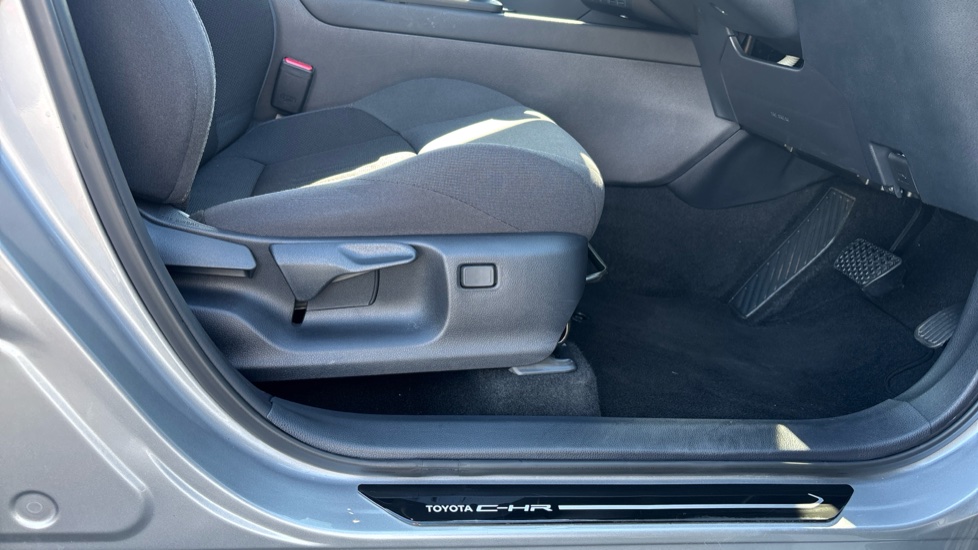 Toyota C-HR 2.0 PHEV Design 5dr CVT Hatchback - Image 30