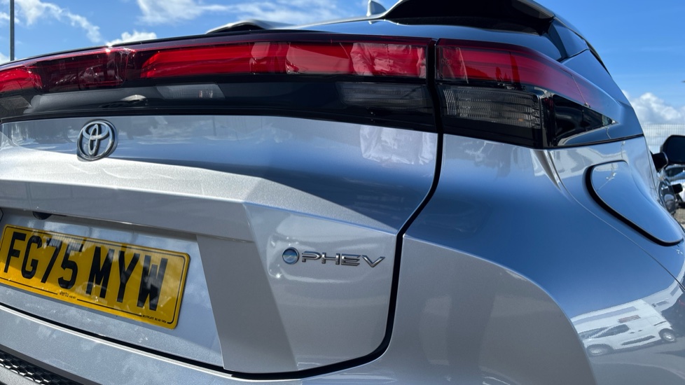 Toyota C-HR 2.0 PHEV Design 5dr CVT Hatchback - Image 54
