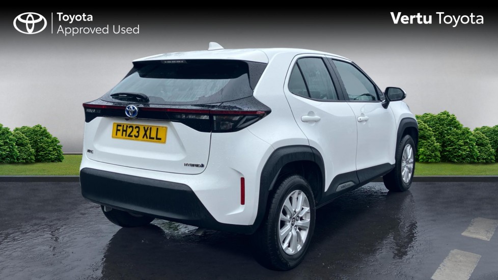 Toyota Yaris Cross 1.5 Hybrid Icon 5dr CVT Hybrid Estate - Image 2