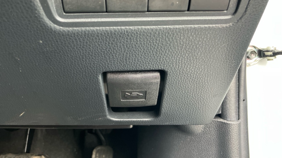 Toyota Yaris Cross 1.5 Hybrid Icon 5dr CVT Hybrid Estate - Image 35