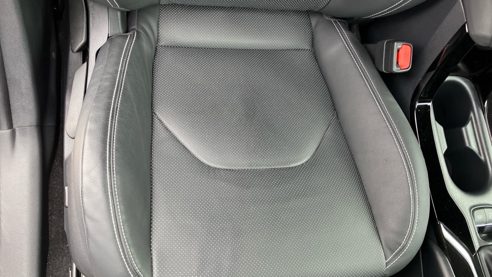 Toyota Corolla 2.0 Hybrid 178 Excel 5dr CVT Hybrid Estate - Image 14
