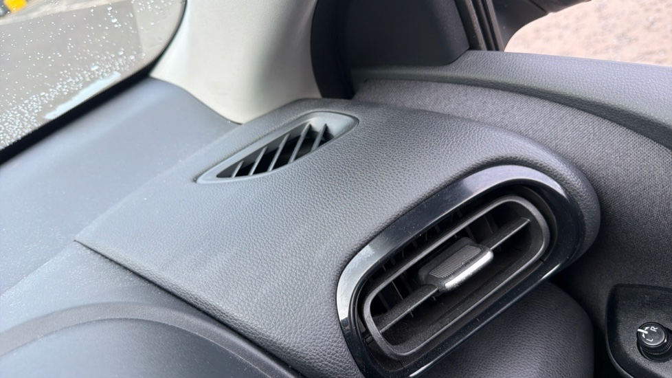 Toyota Yaris 1.5 Hybrid Icon 5dr CVT Hybrid Hatchback - Image 16