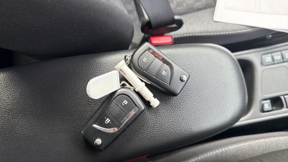 Toyota Yaris 1.5 Hybrid Icon 5dr CVT Hybrid Hatchback - Image 28