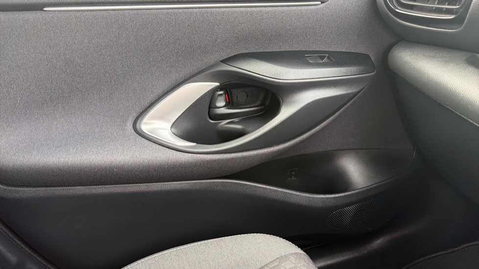 Toyota Yaris 1.5 Hybrid Icon 5dr CVT Hybrid Hatchback - Image 41