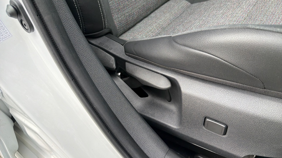Toyota Corolla 1.8 Hybrid Design 5dr CVT Hybrid Hatchback - Image 46