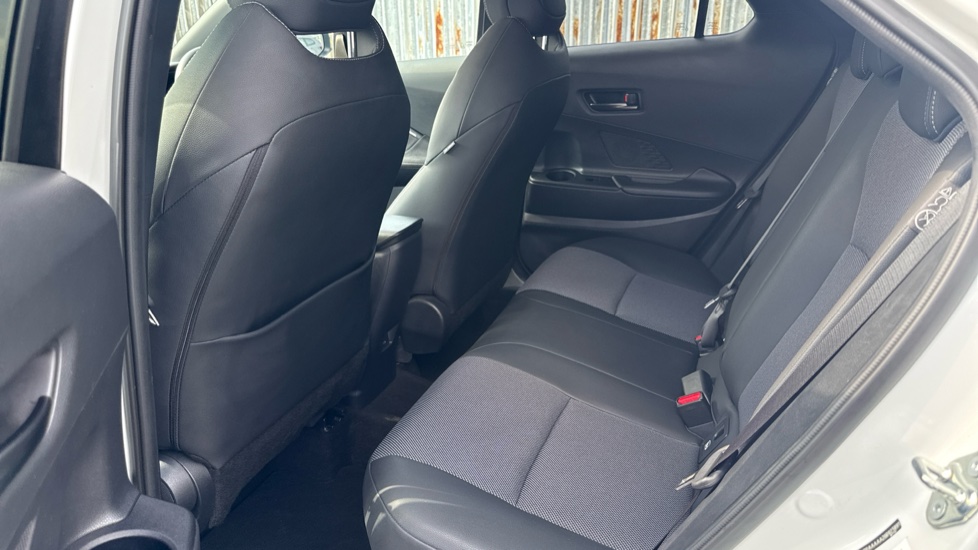 Toyota C-HR 1.8 Hybrid Design 5dr CVT Hybrid Hatchback - Image 15