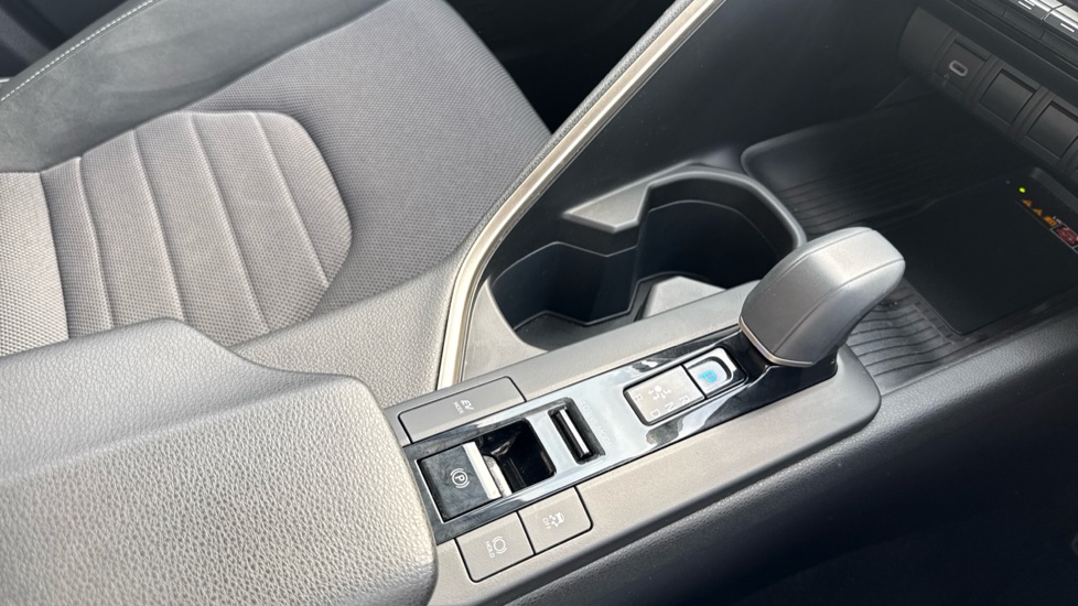 Toyota C-HR 1.8 Hybrid Design 5dr CVT Hybrid Hatchback - Image 31