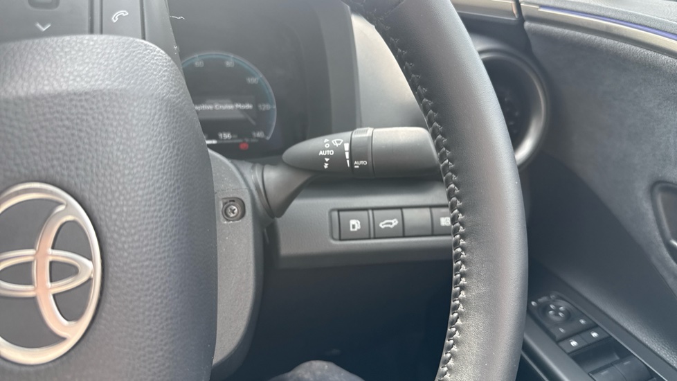 Toyota C-HR 1.8 Hybrid Design 5dr CVT Hybrid Hatchback - Image 36