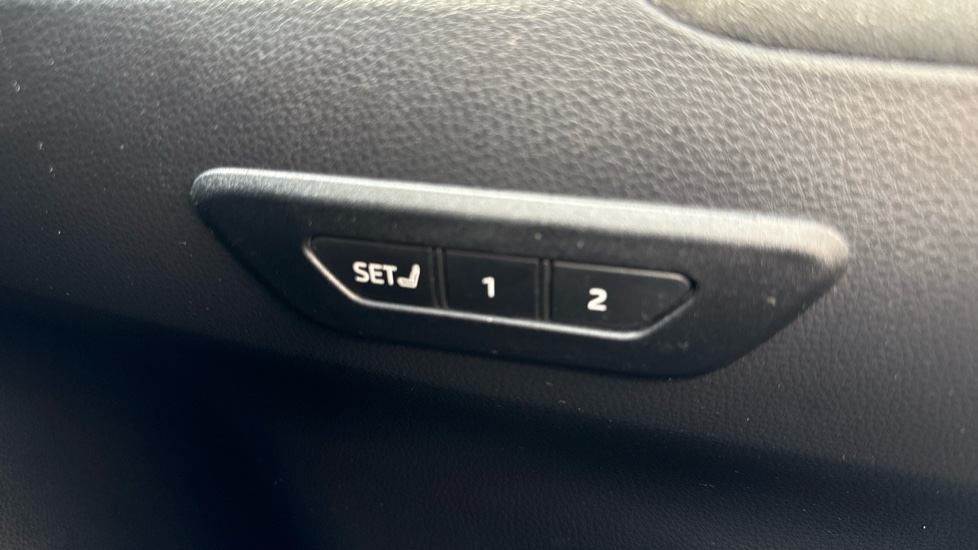 Toyota C-HR 1.8 Hybrid Design 5dr CVT Hybrid Hatchback - Image 39