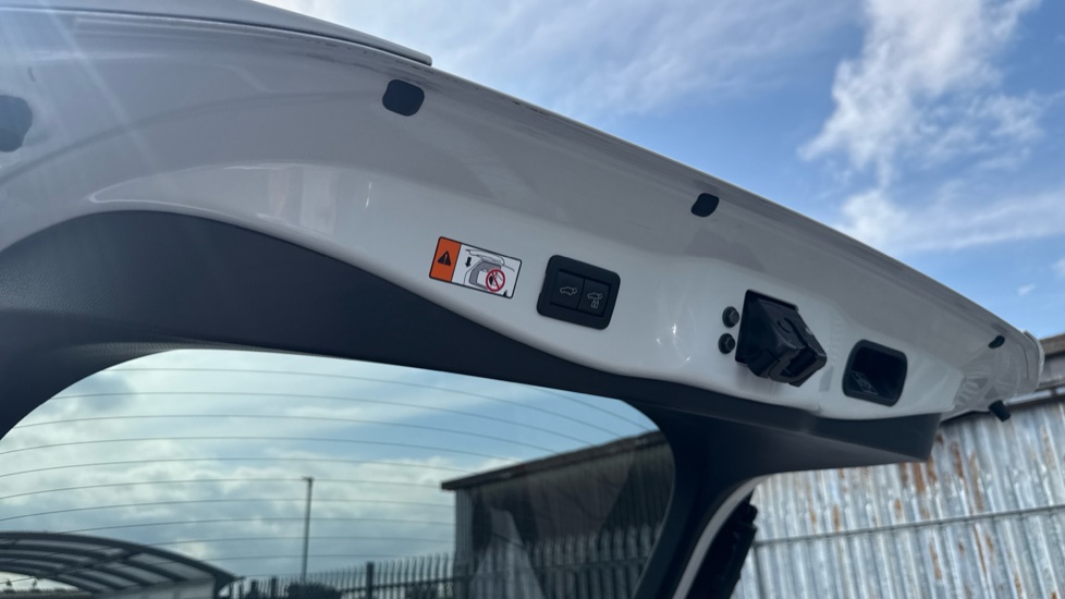Toyota C-HR 1.8 Hybrid Design 5dr CVT Hybrid Hatchback - Image 40