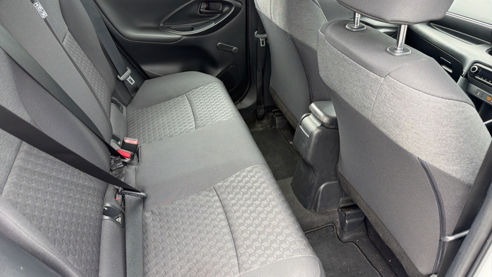 Toyota Yaris 1.5 Hybrid Icon 5dr CVT Hybrid Hatchback - Image 8