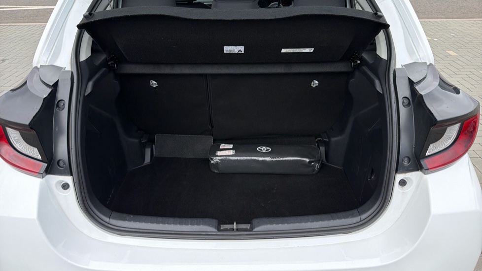 Toyota Yaris 1.5 Hybrid Icon 5dr CVT Hybrid Hatchback - Image 13