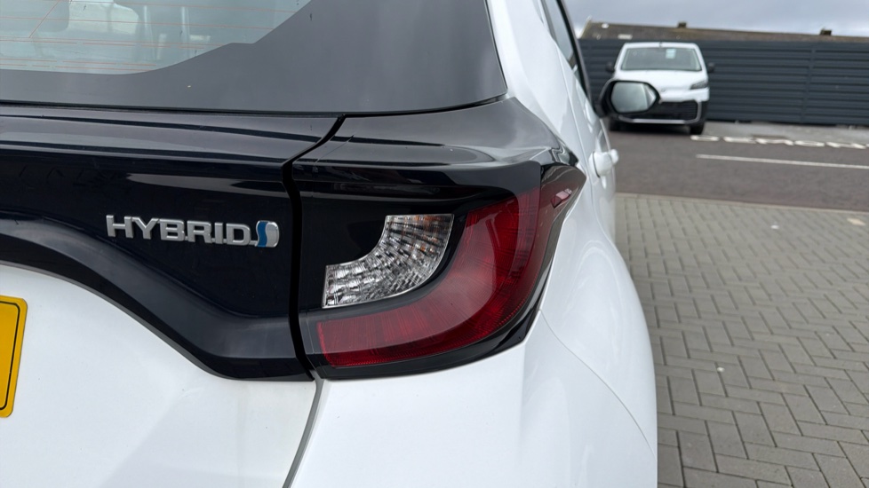 Toyota Yaris 1.5 Hybrid Icon 5dr CVT Hybrid Hatchback - Image 21