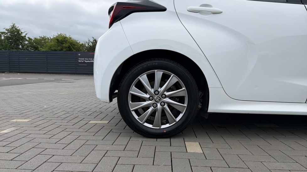Toyota Yaris 1.5 Hybrid Icon 5dr CVT Hybrid Hatchback - Image 25