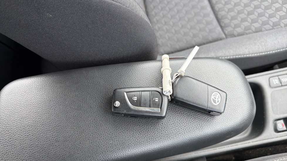 Toyota Yaris 1.5 Hybrid Icon 5dr CVT Hybrid Hatchback - Image 28