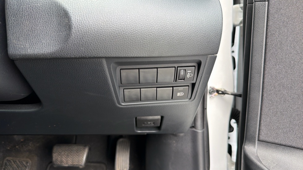 Toyota Yaris 1.5 Hybrid Icon 5dr CVT Hybrid Hatchback - Image 39