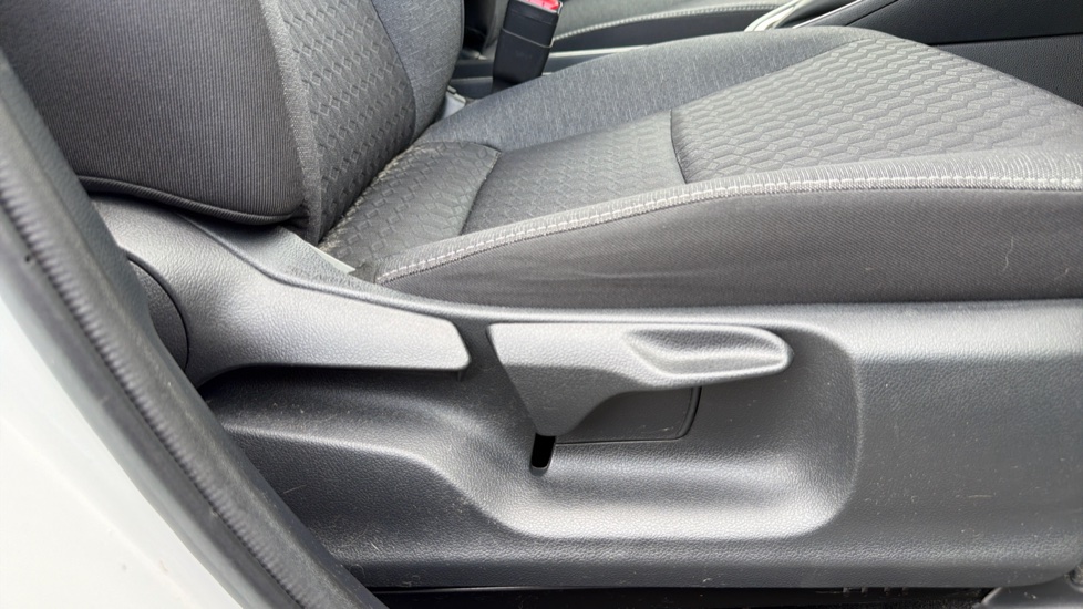 Toyota Yaris 1.5 Hybrid Icon 5dr CVT Hybrid Hatchback - Image 41