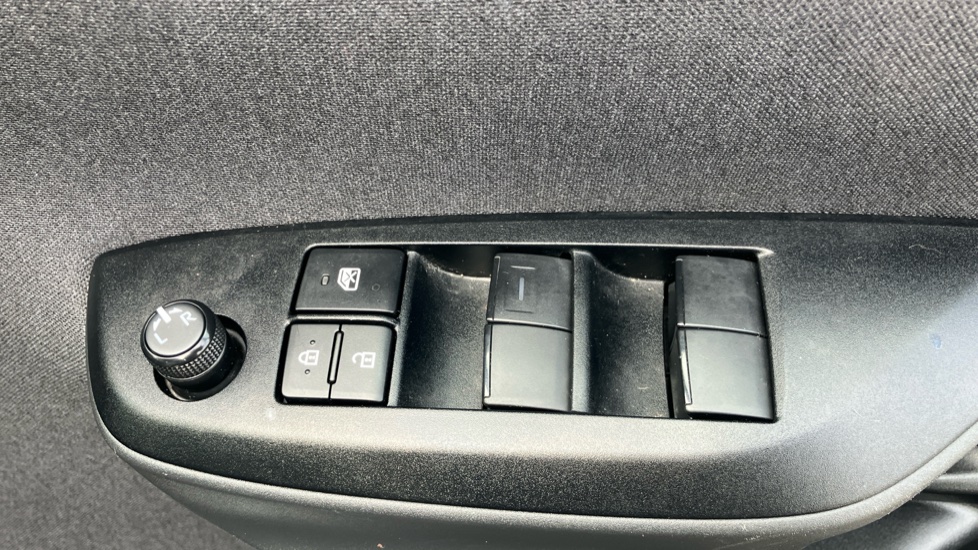 Toyota Yaris Cross 1.5 Hybrid Icon 5dr CVT Hybrid Estate - Image 31