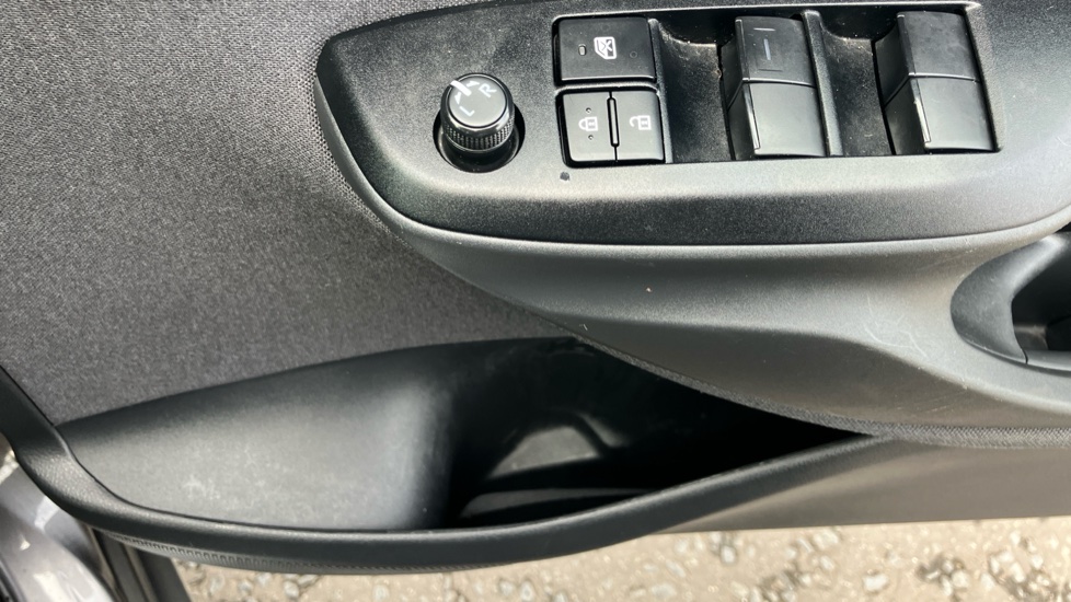Toyota Yaris Cross 1.5 Hybrid Icon 5dr CVT Hybrid Estate - Image 33