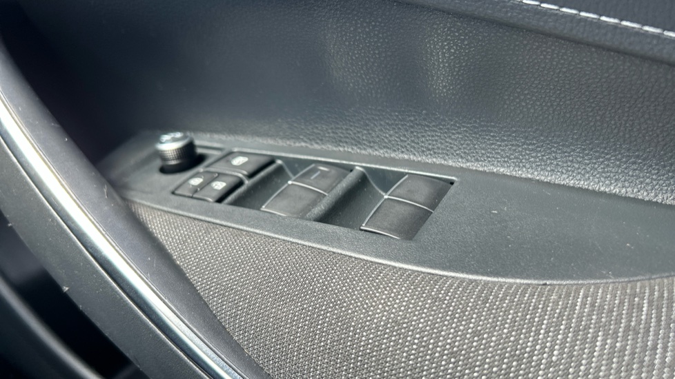 Toyota Corolla 1.8 Hybrid Icon 5dr CVT Hybrid Estate - Image 30