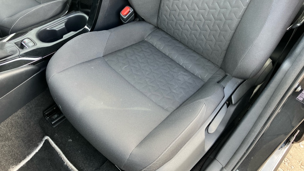 Toyota Corolla 2.0 VVT-i Hybrid Icon Tech 5dr CVT Hybrid Estate - Image 17