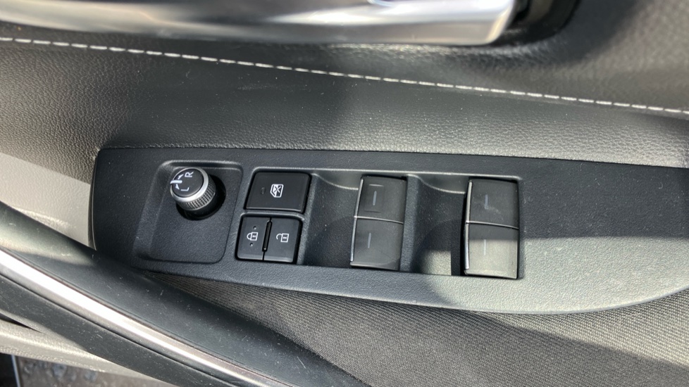 Toyota Corolla 2.0 VVT-i Hybrid Icon Tech 5dr CVT Hybrid Estate - Image 32