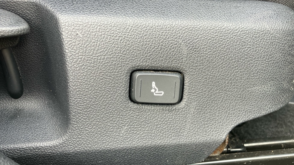 Toyota Corolla 2.0 VVT-i Hybrid Icon Tech 5dr CVT Hybrid Estate - Image 44